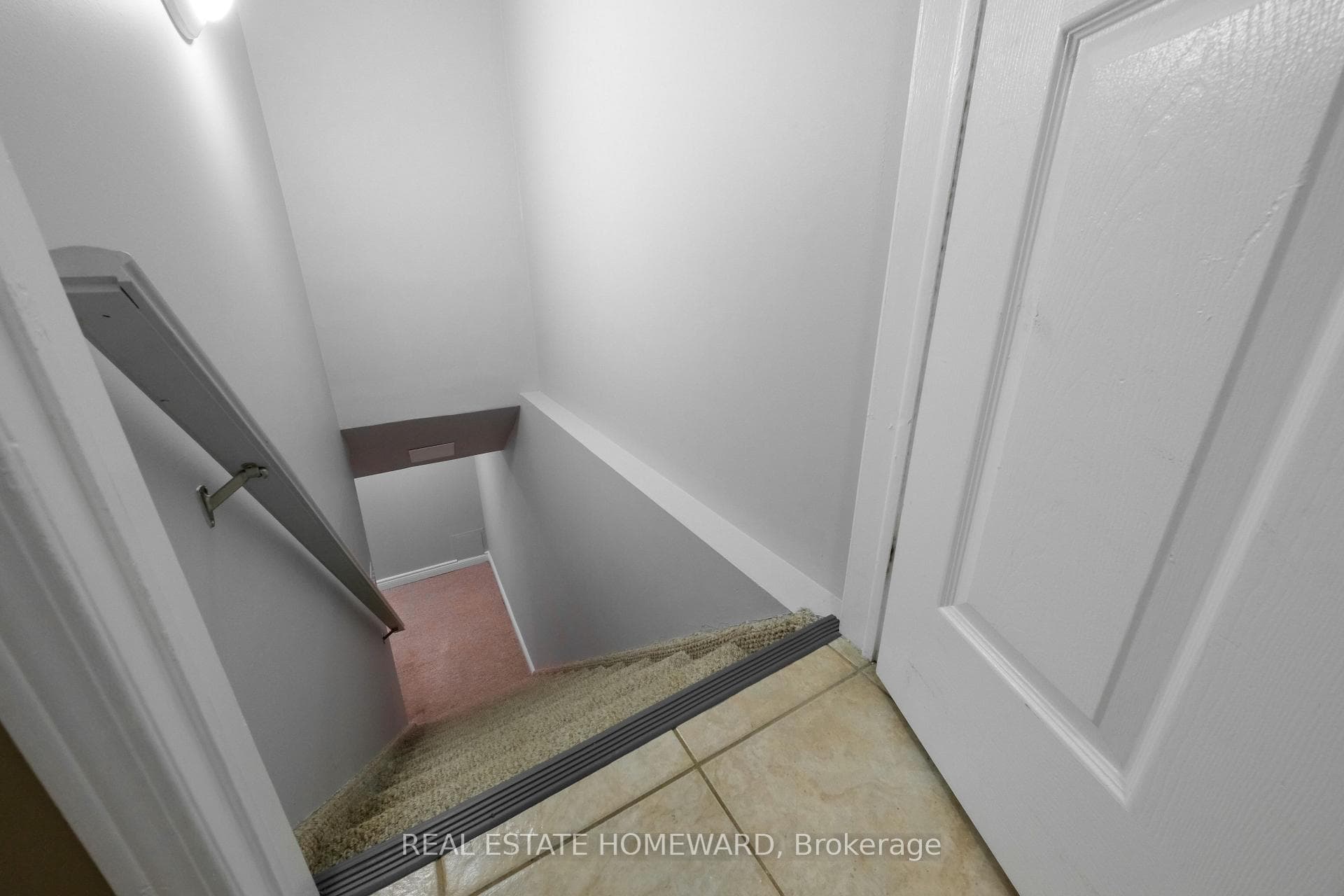 1283 Vincent Crescent photo 32