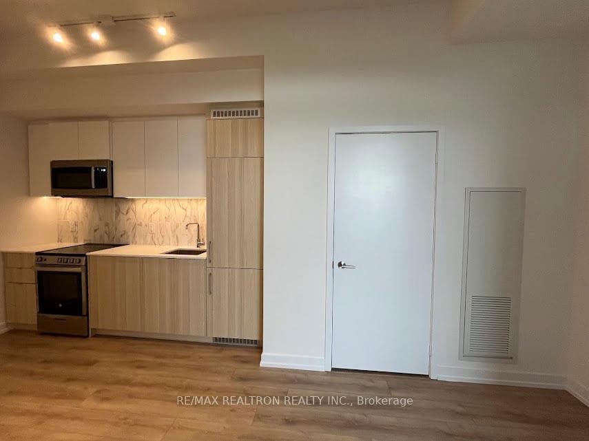 500 Dupont Street Unit 301 photo 19