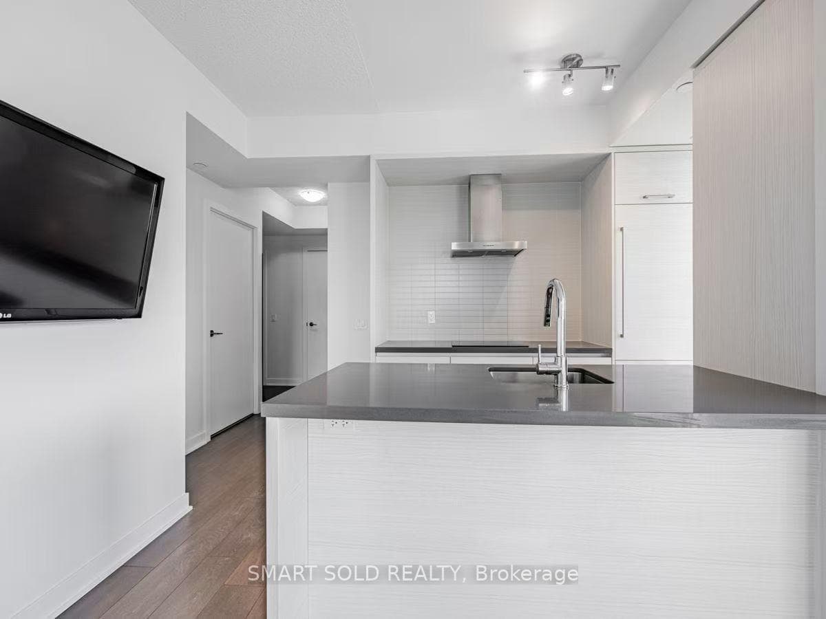 2221 Yonge Street Unit 1909 photo 4