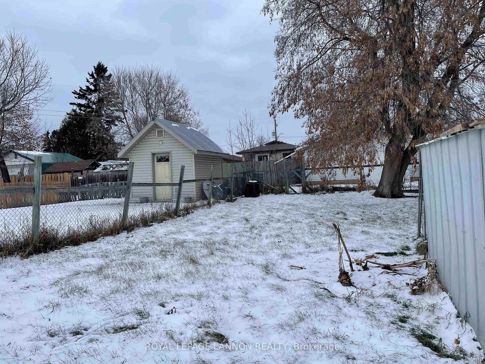 216 McIntyre Street photo 16