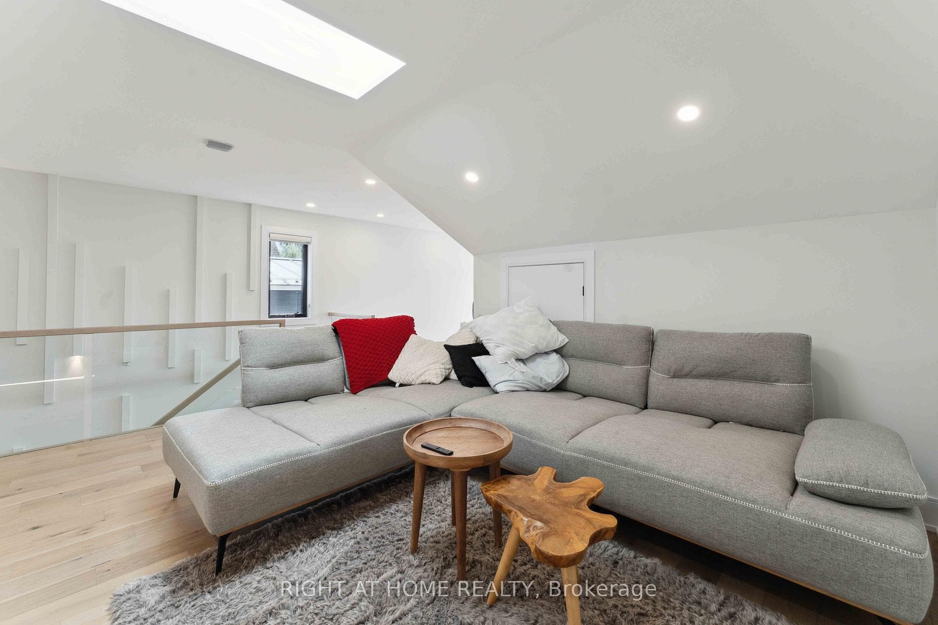 187 Carleton Avenue photo 40