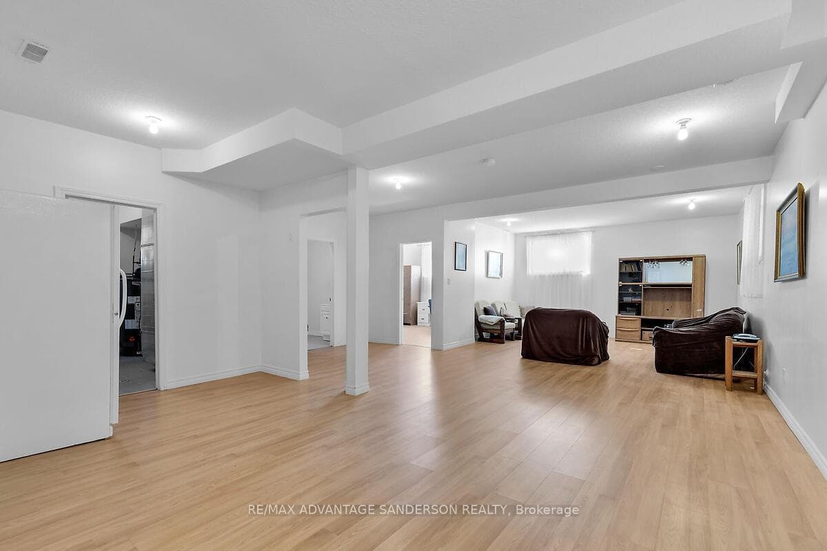 1674 Seymour Crescent photo 24