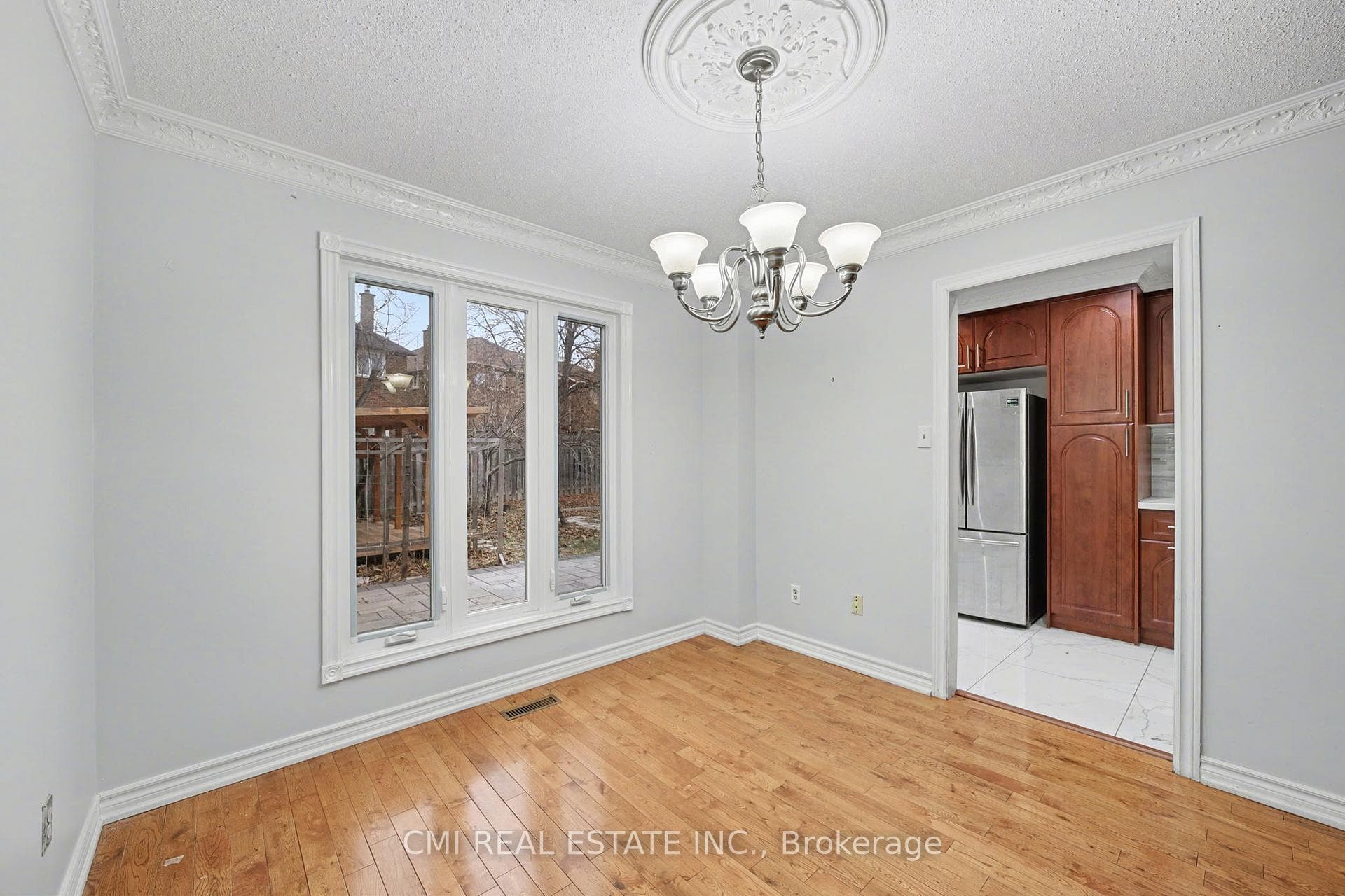 993 Lucerne Crescent photo 4