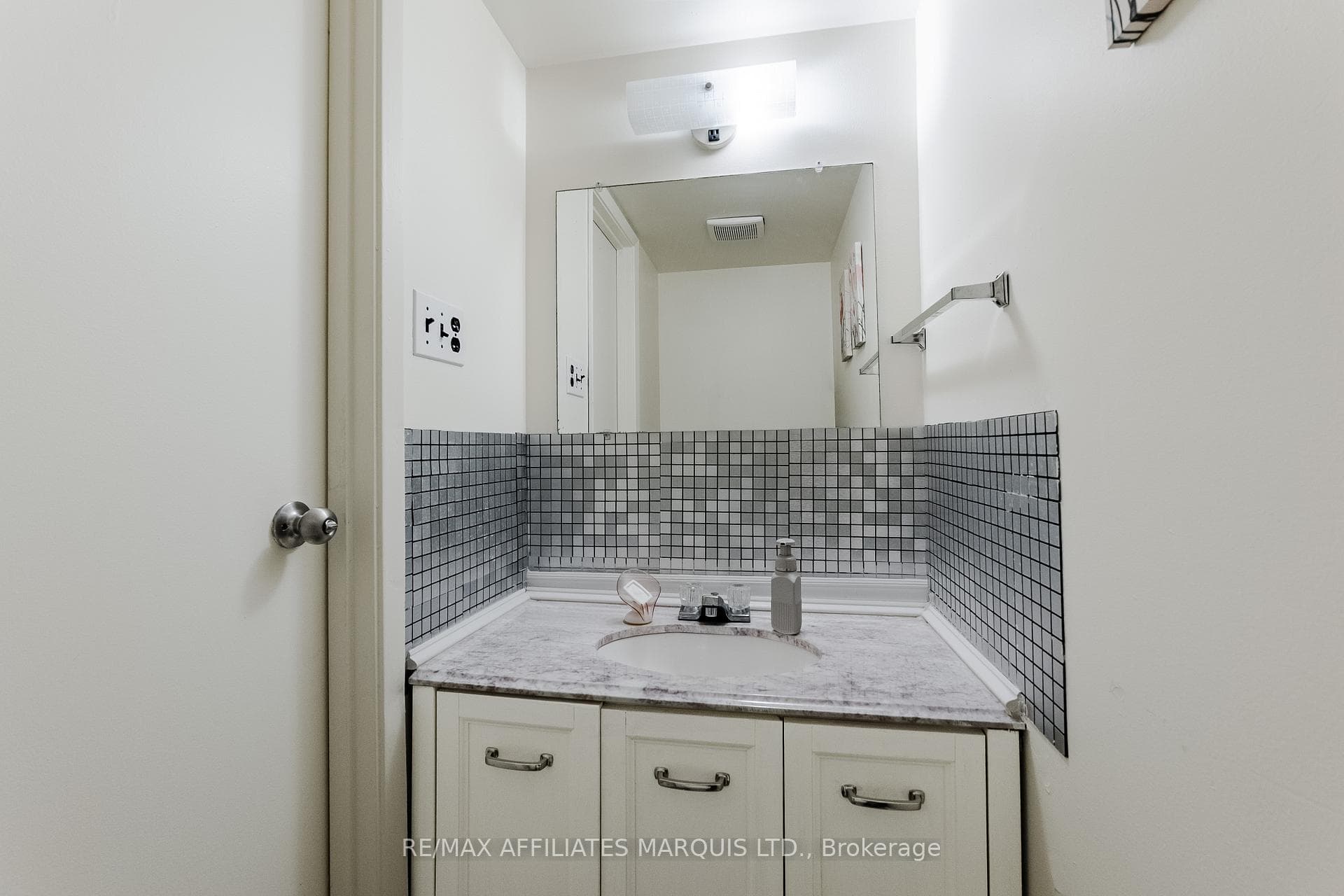 812 Glengarry Boulevard photo 31