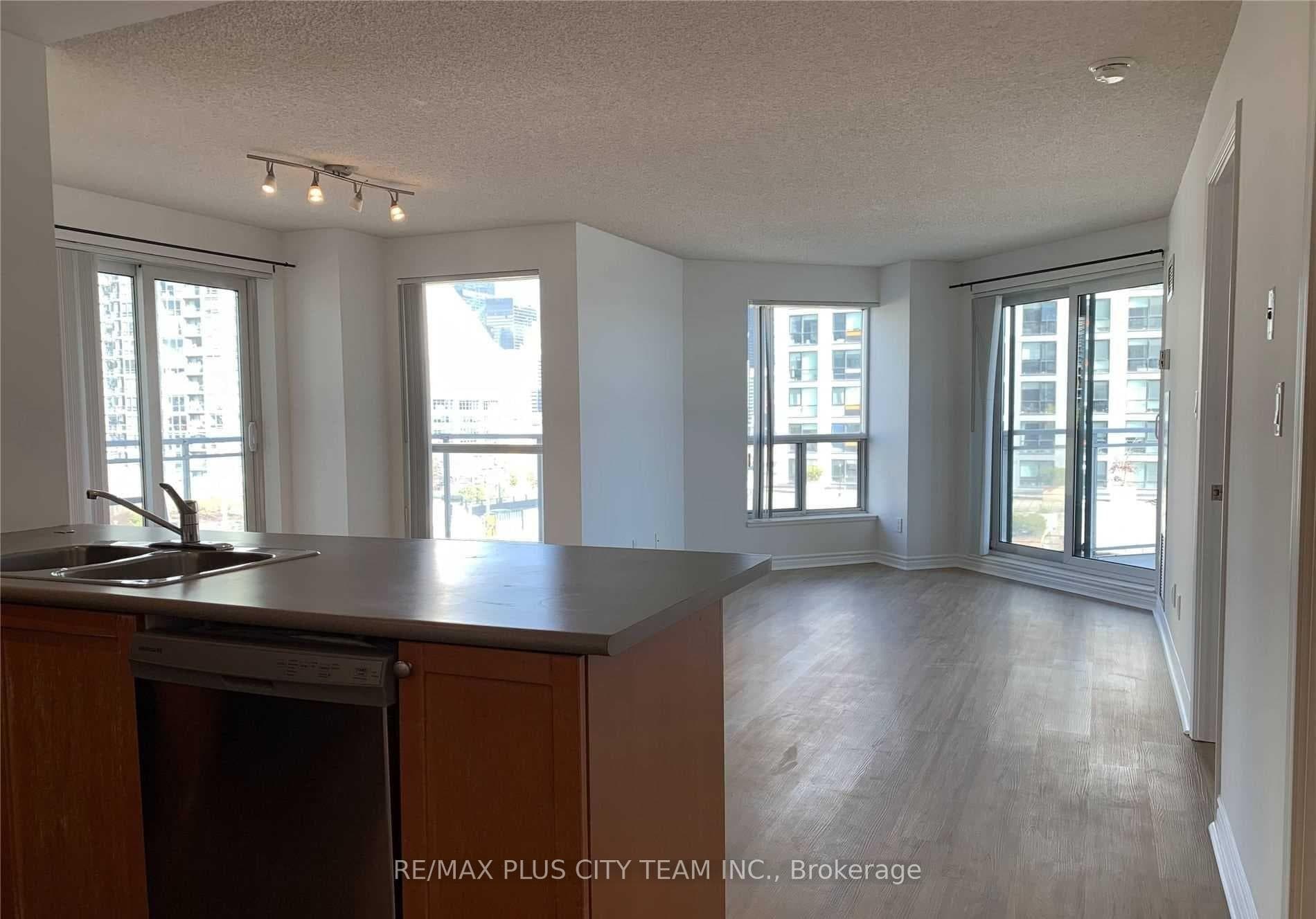 410 Queens Quay Way Unit 709 photo 5