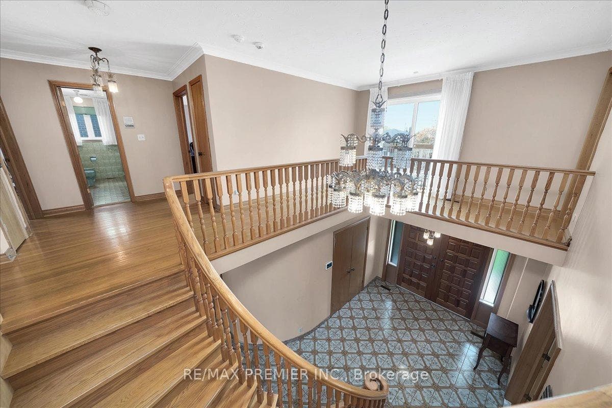100 Hallsport Crescent photo 21
