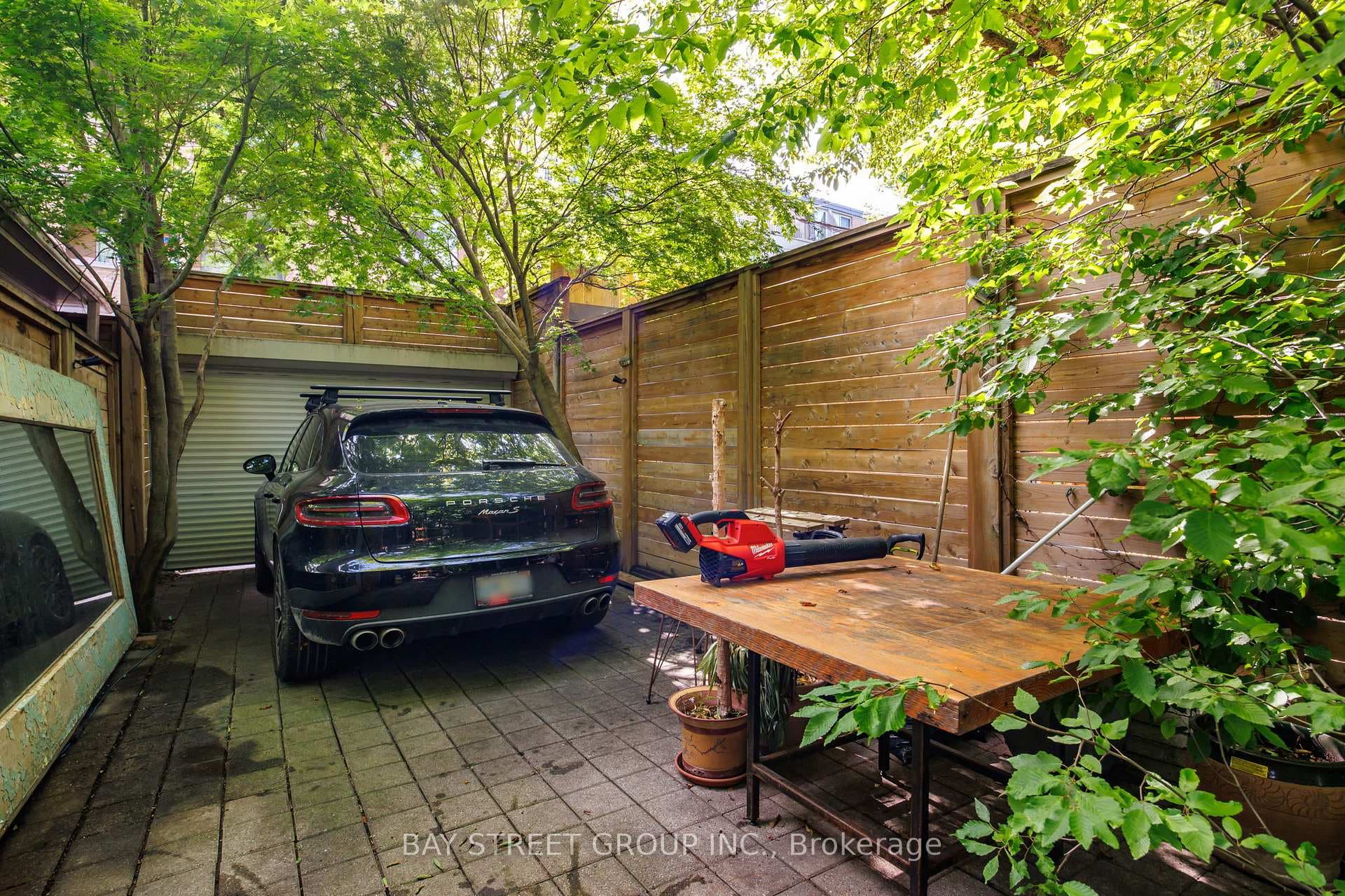 1.5 Parking (fit 2 Small Cars
