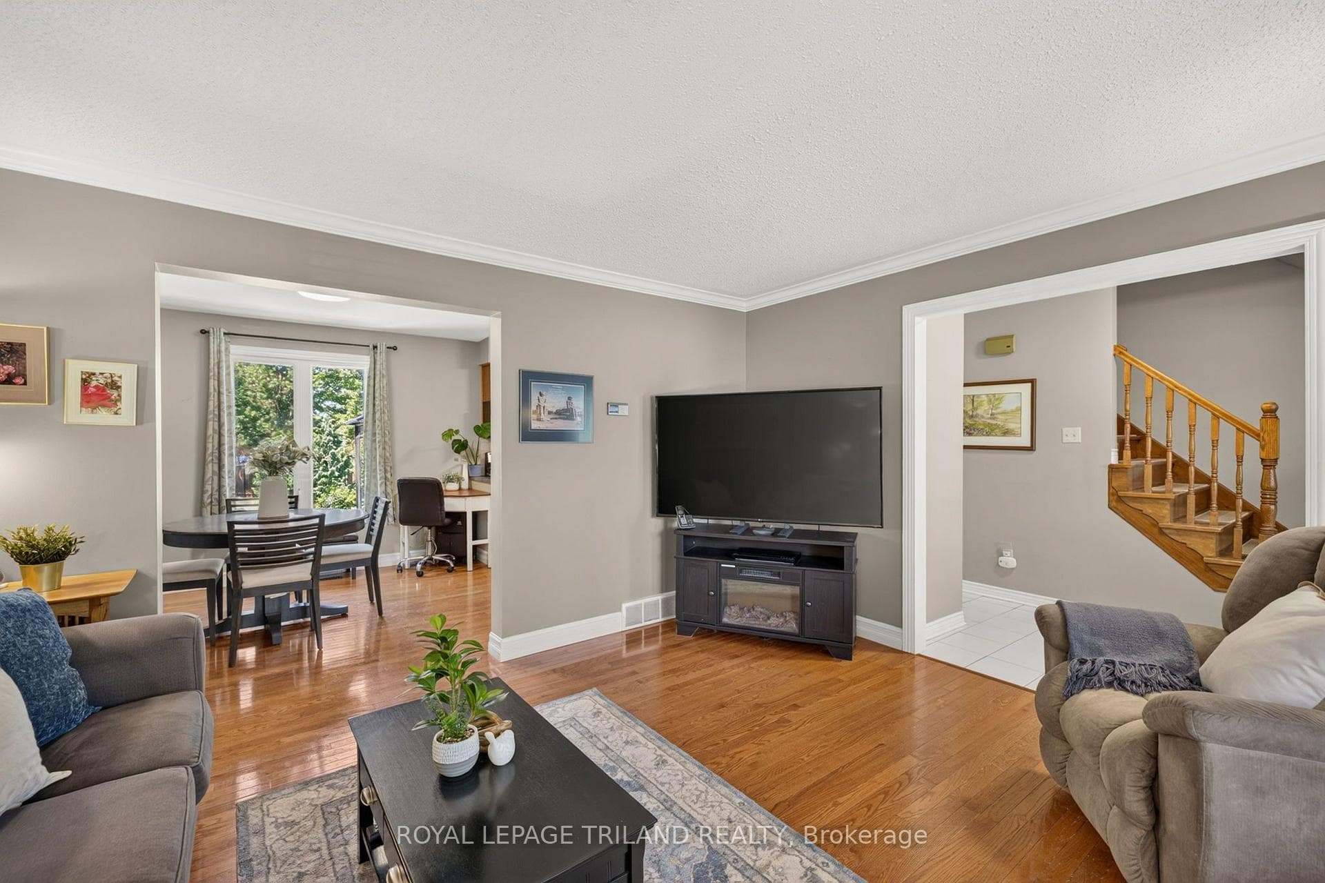 1077 MAHOGANY Crescent photo 9