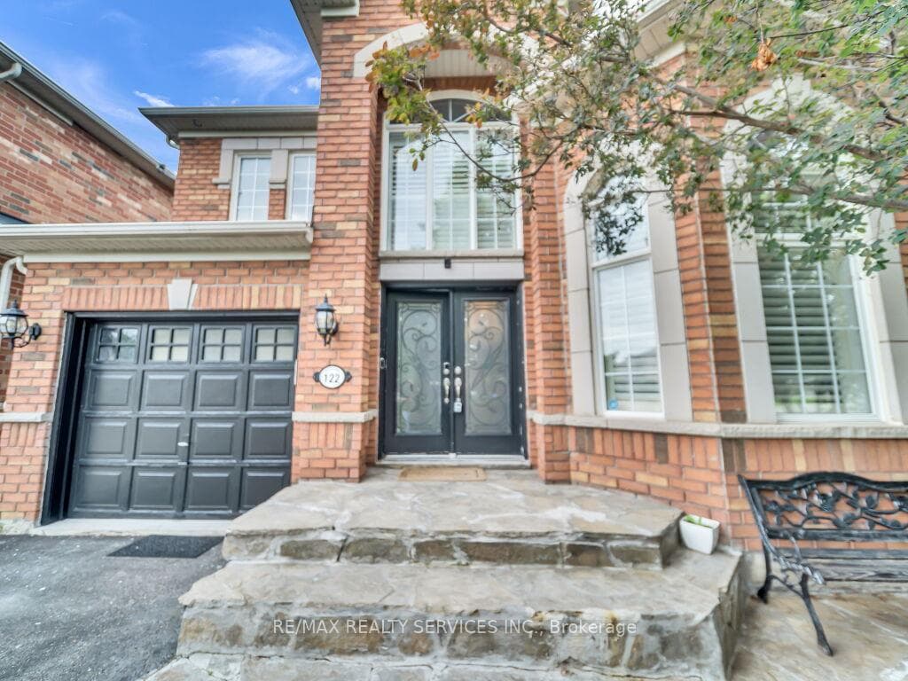 122 Dells Crescent photo 3