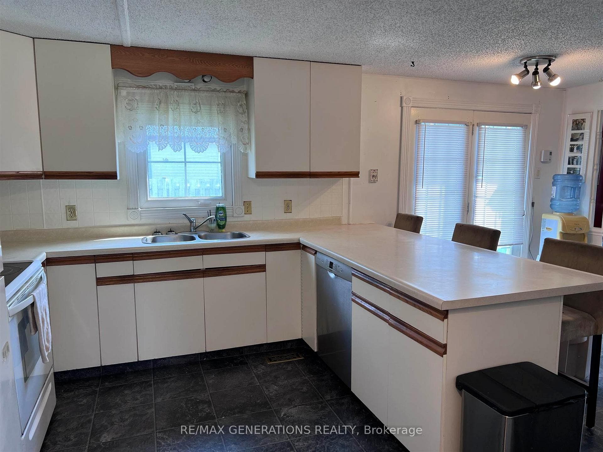 72 Jackson Crescent photo 4