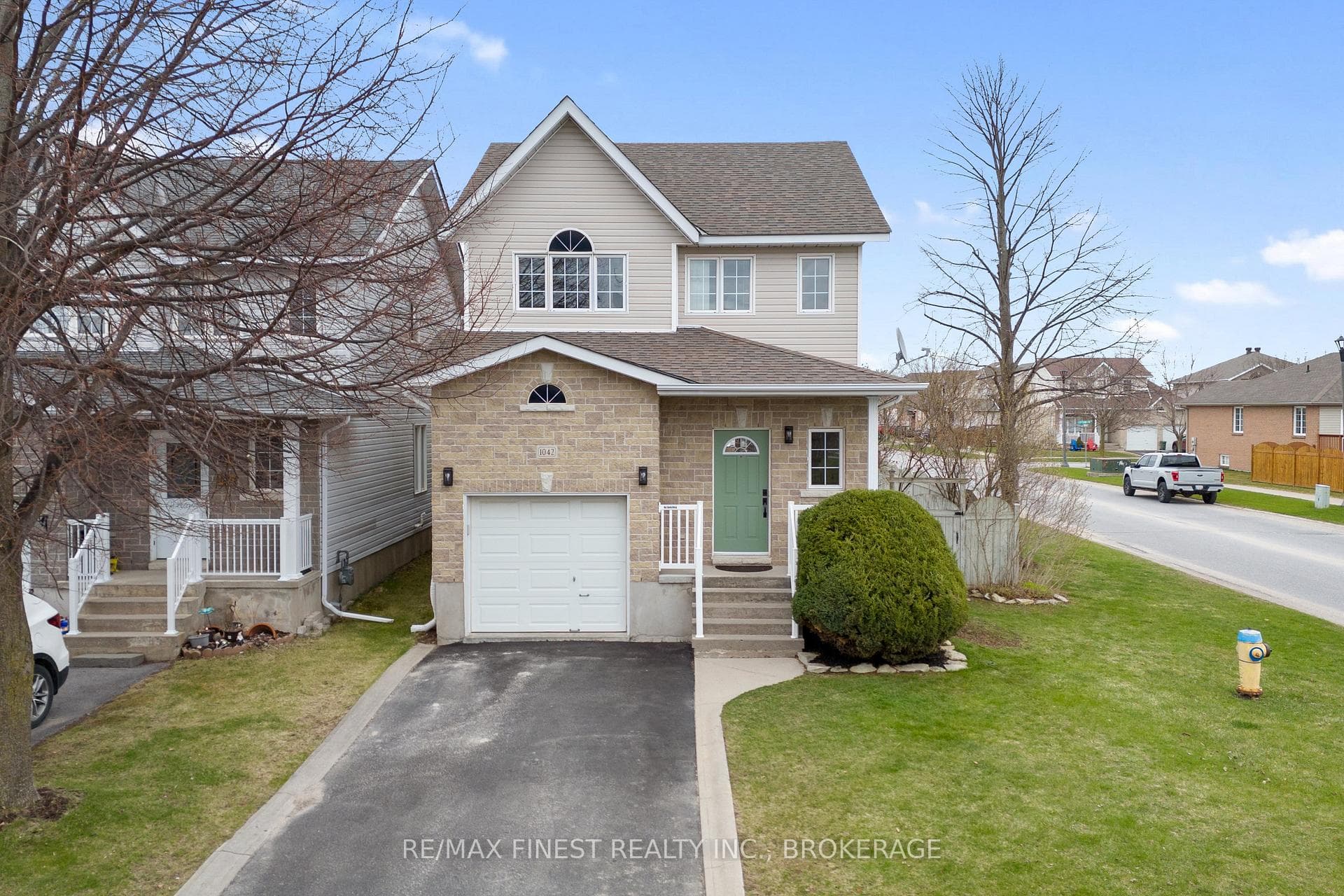 1042 Rainbow Crescent photo 1