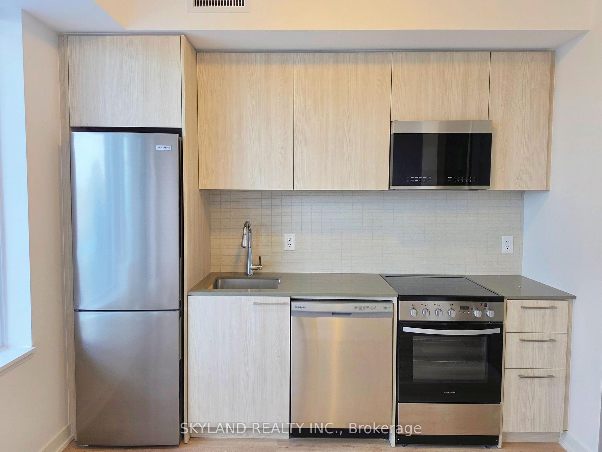7437 Kingston Road Unit 409B photo 3