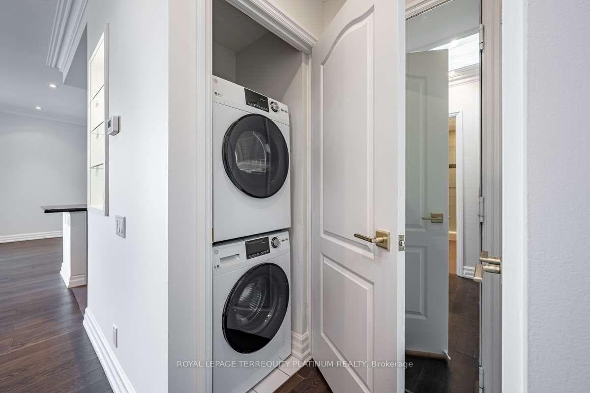 38 Avenue Road Unit 902 photo 19
