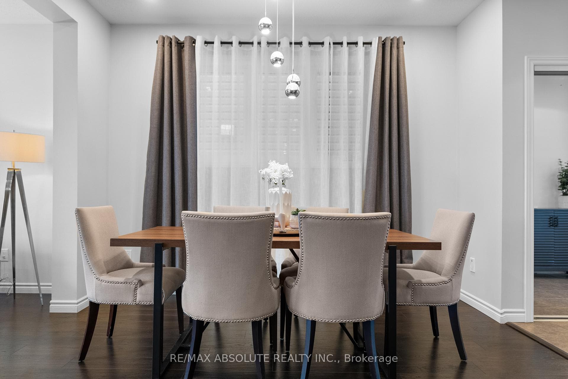 Large dining area with gorgeous chandelier