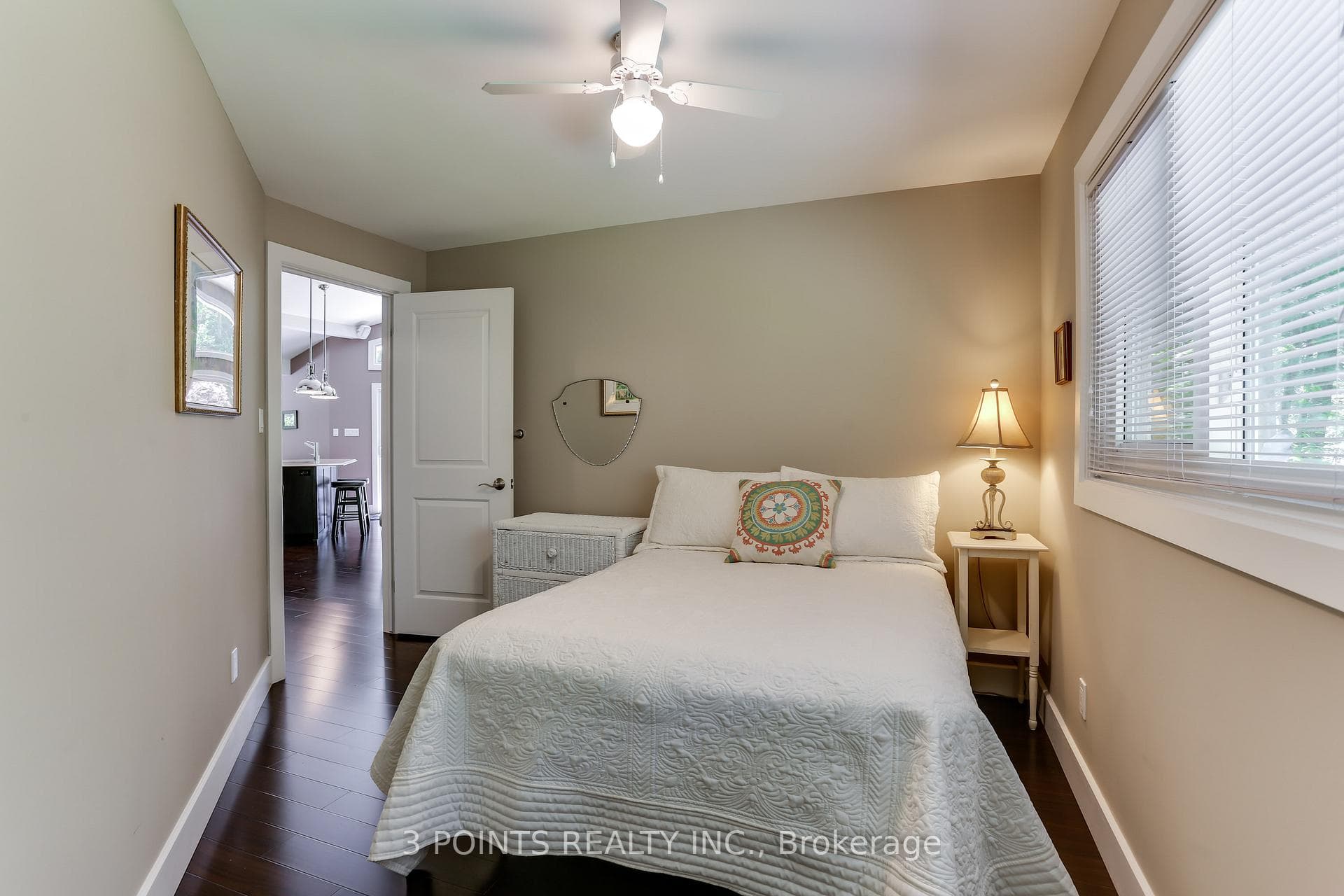 4 FRANCES Crescent photo 25