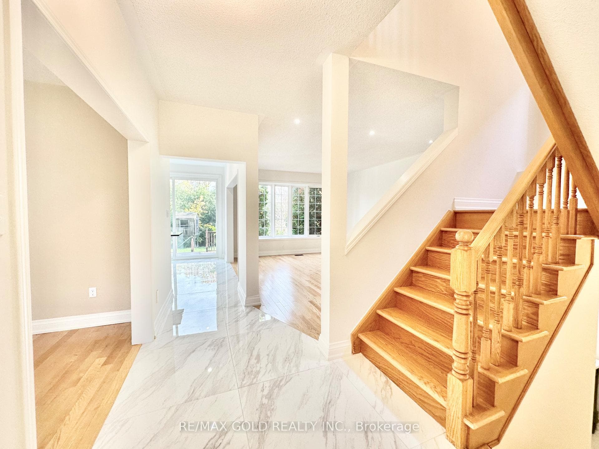 3401 Crompton Crescent photo 9