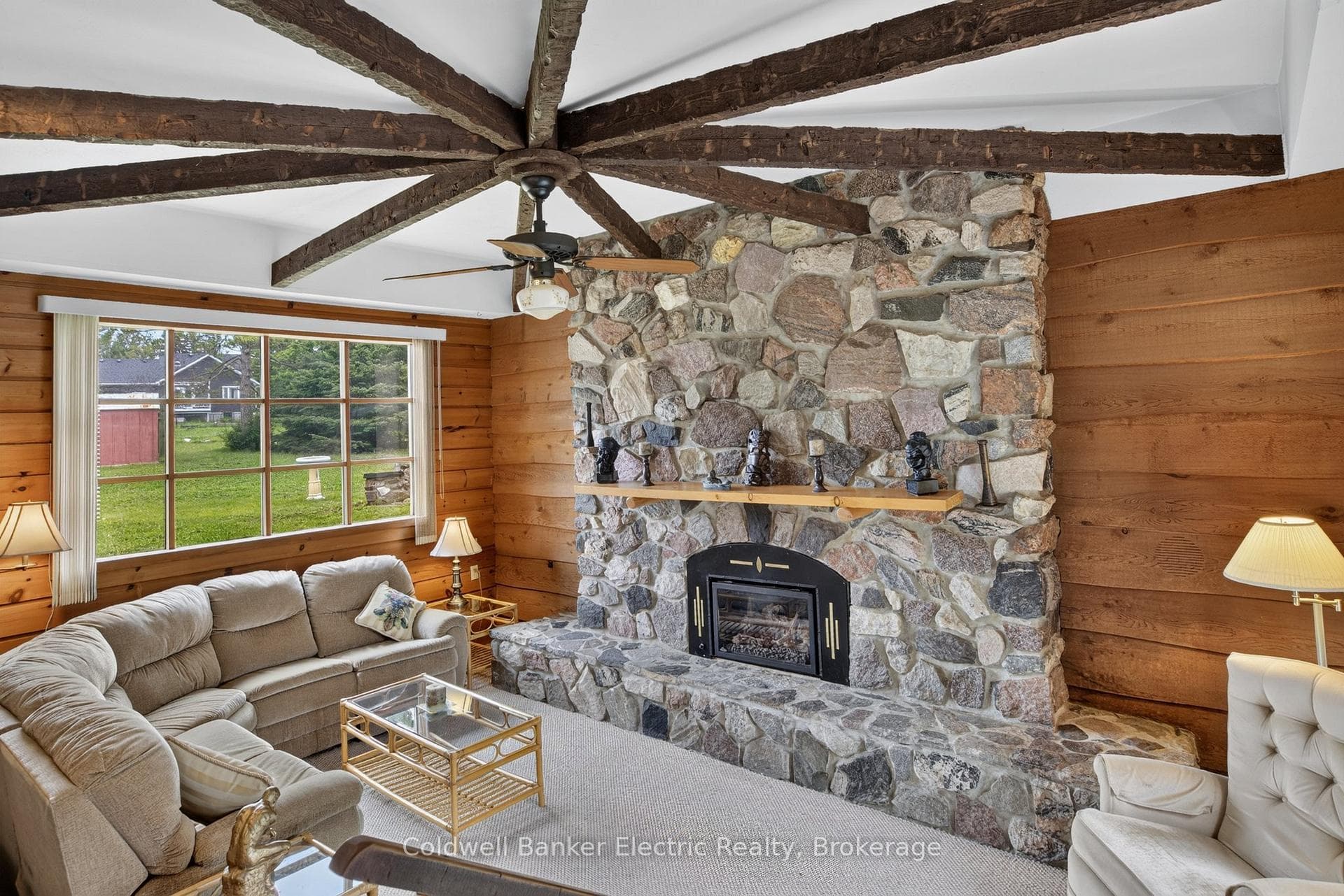 Floor-to-ceiling fireplace, gas insert