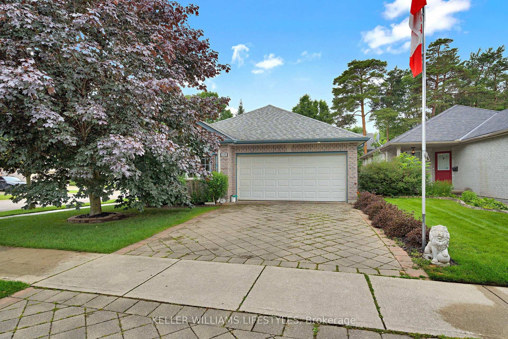 590 SPRUCEWOOD Drive photo 4