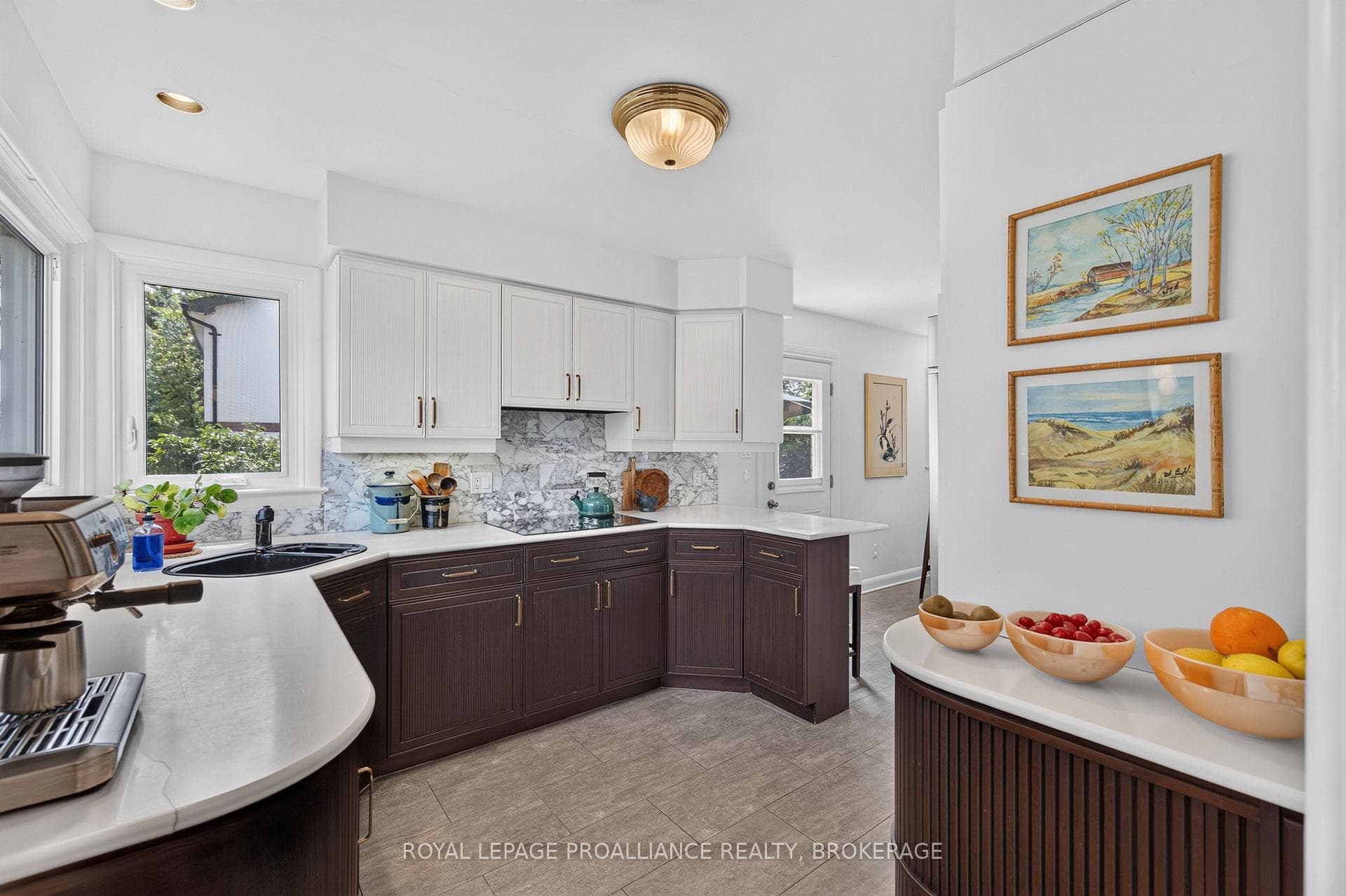 288 Yonge Street photo 5