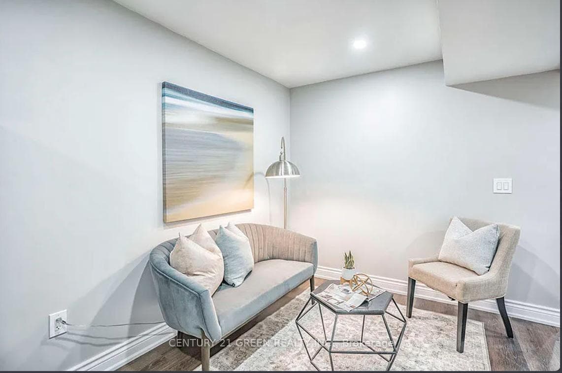 9 Andriana Crescent Unit LOWER photo 5