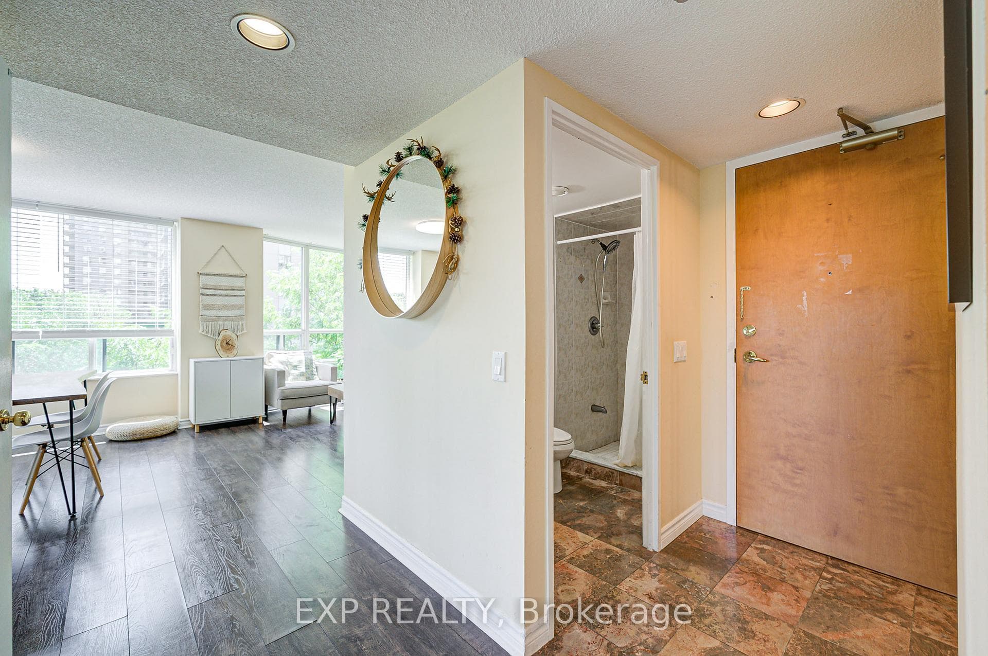 238 Doris Avenue Unit 605 photo 6
