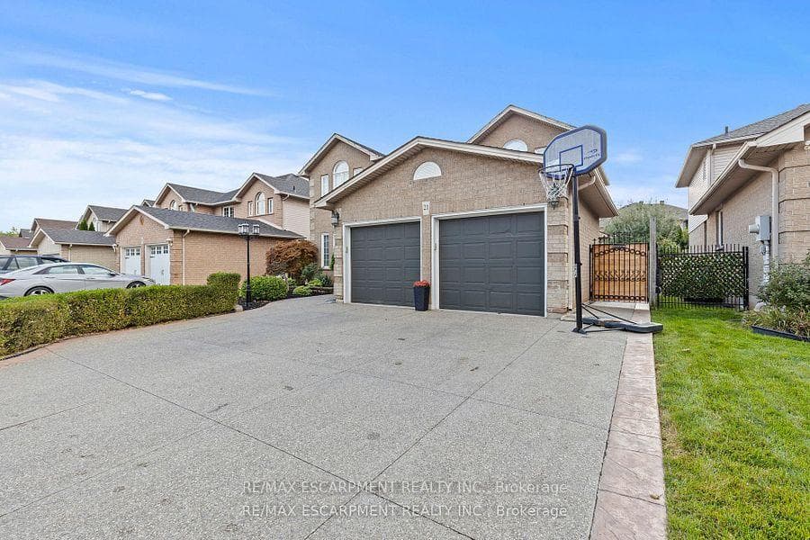 21 Tuscani Drive photo 2
