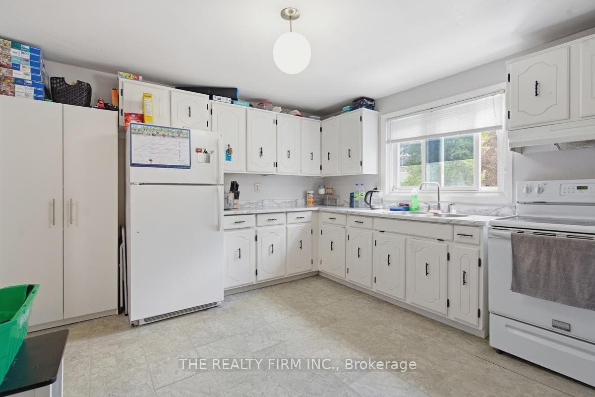 159 Sandringham Crescent Unit 32 photo 11