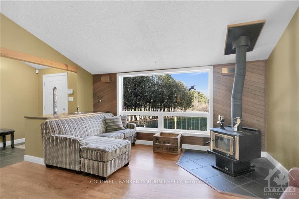 This home features no neighbours to the front, bac