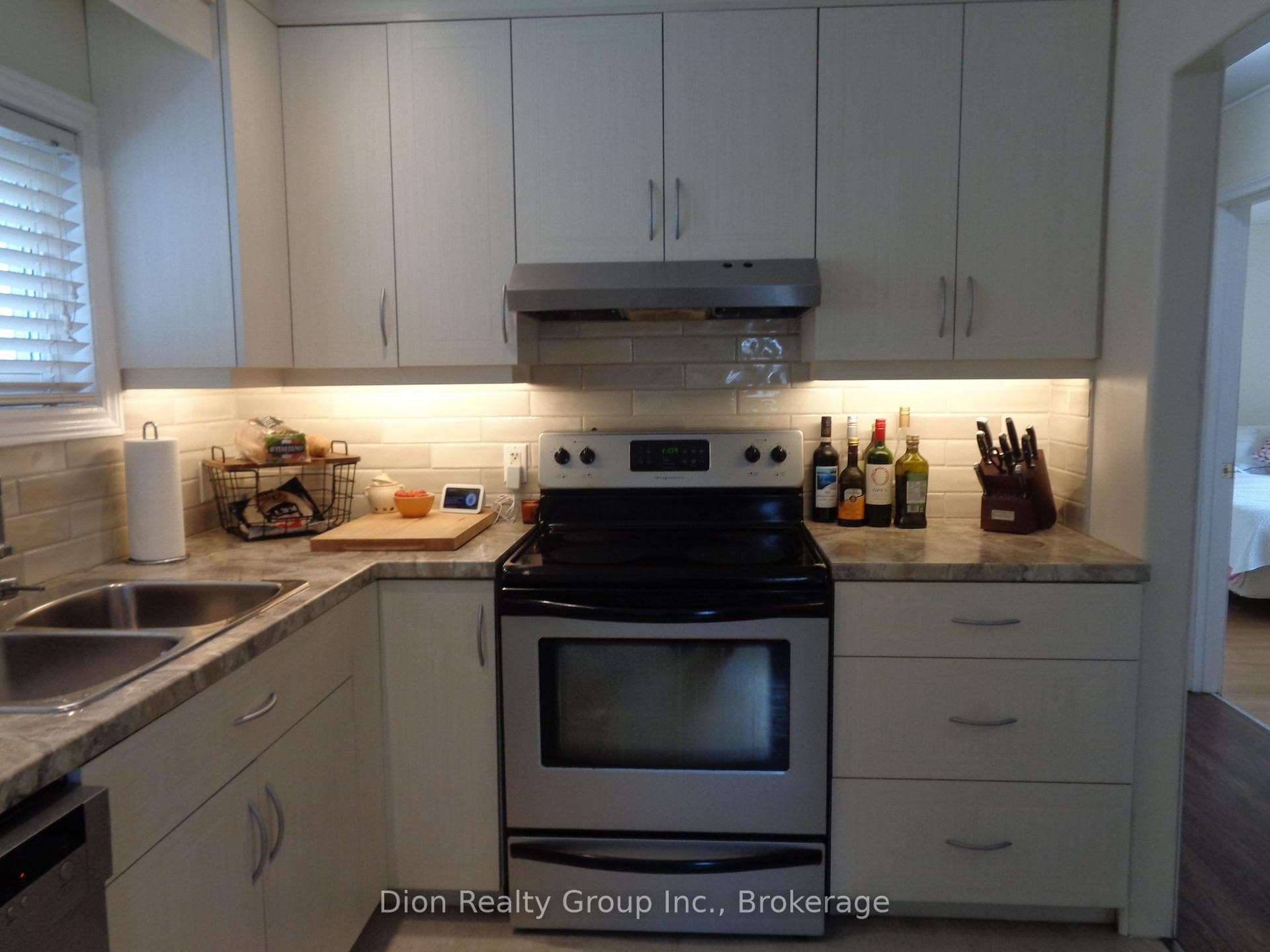 28 Premier Avenue photo 9