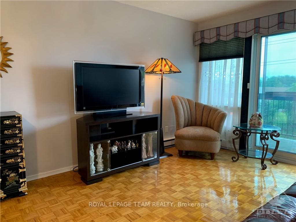 158B MCARTHUR Avenue Unit 403 photo 9