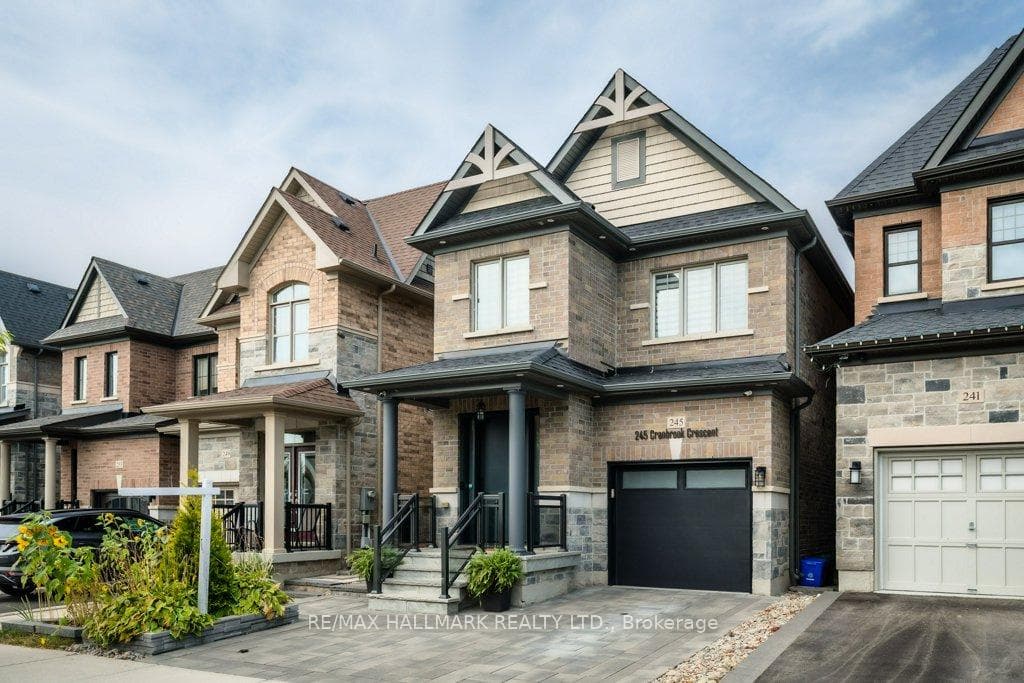 245 Cranbrook Crescent photo 39