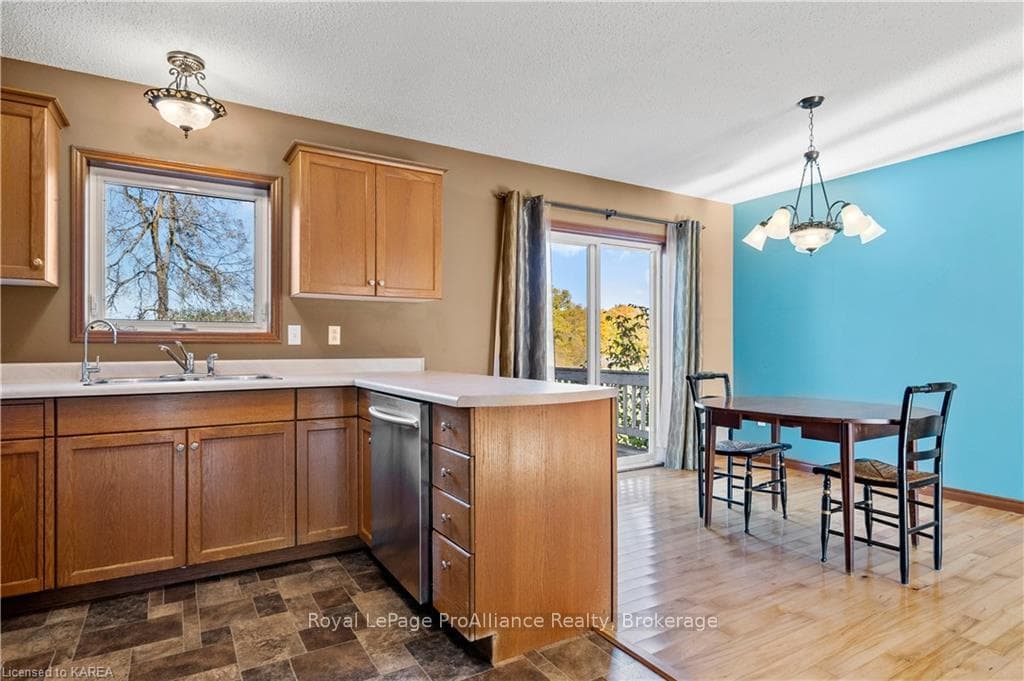 3590 HARROWSMITH Road photo 13