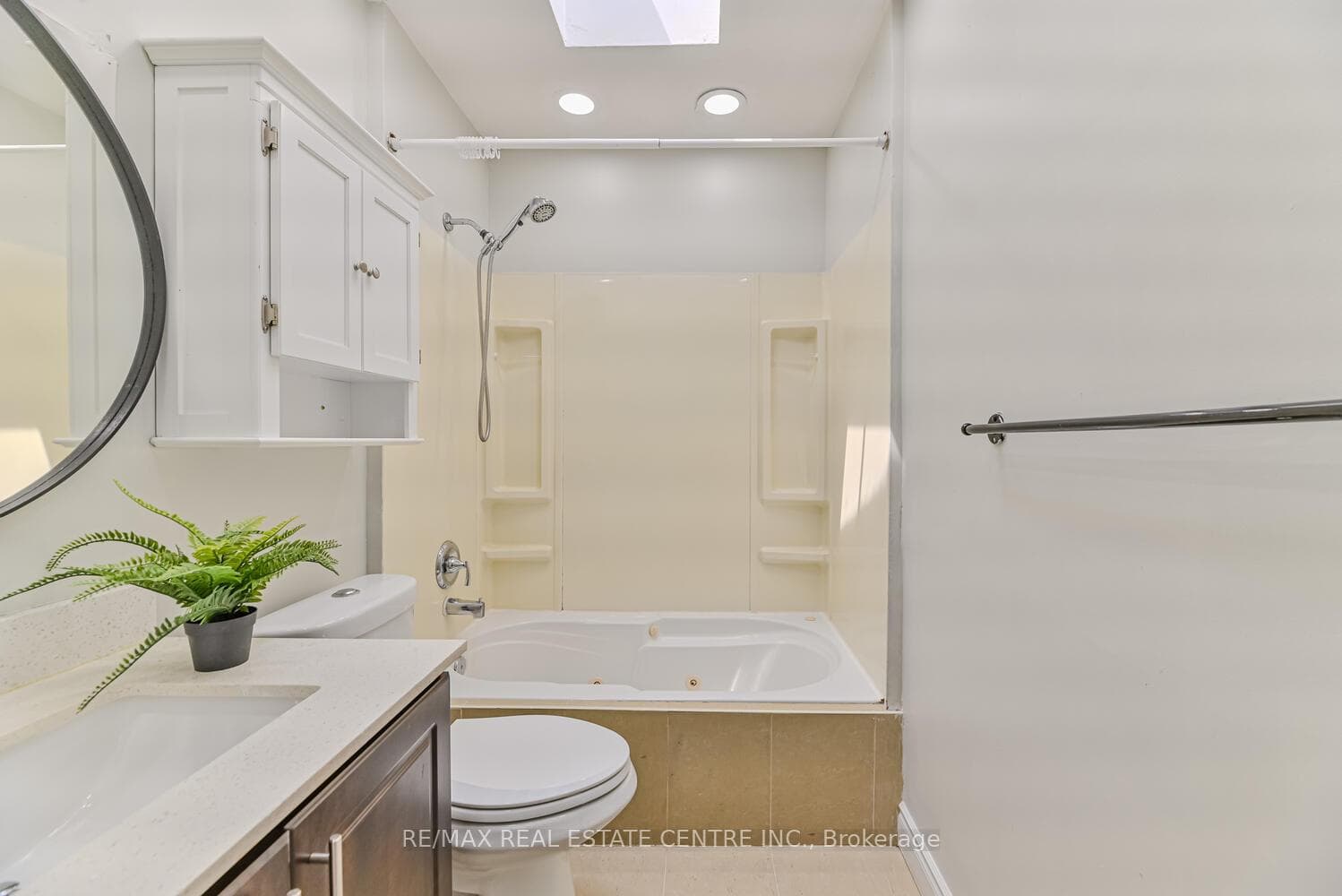 573 Exbury Crescent photo 31