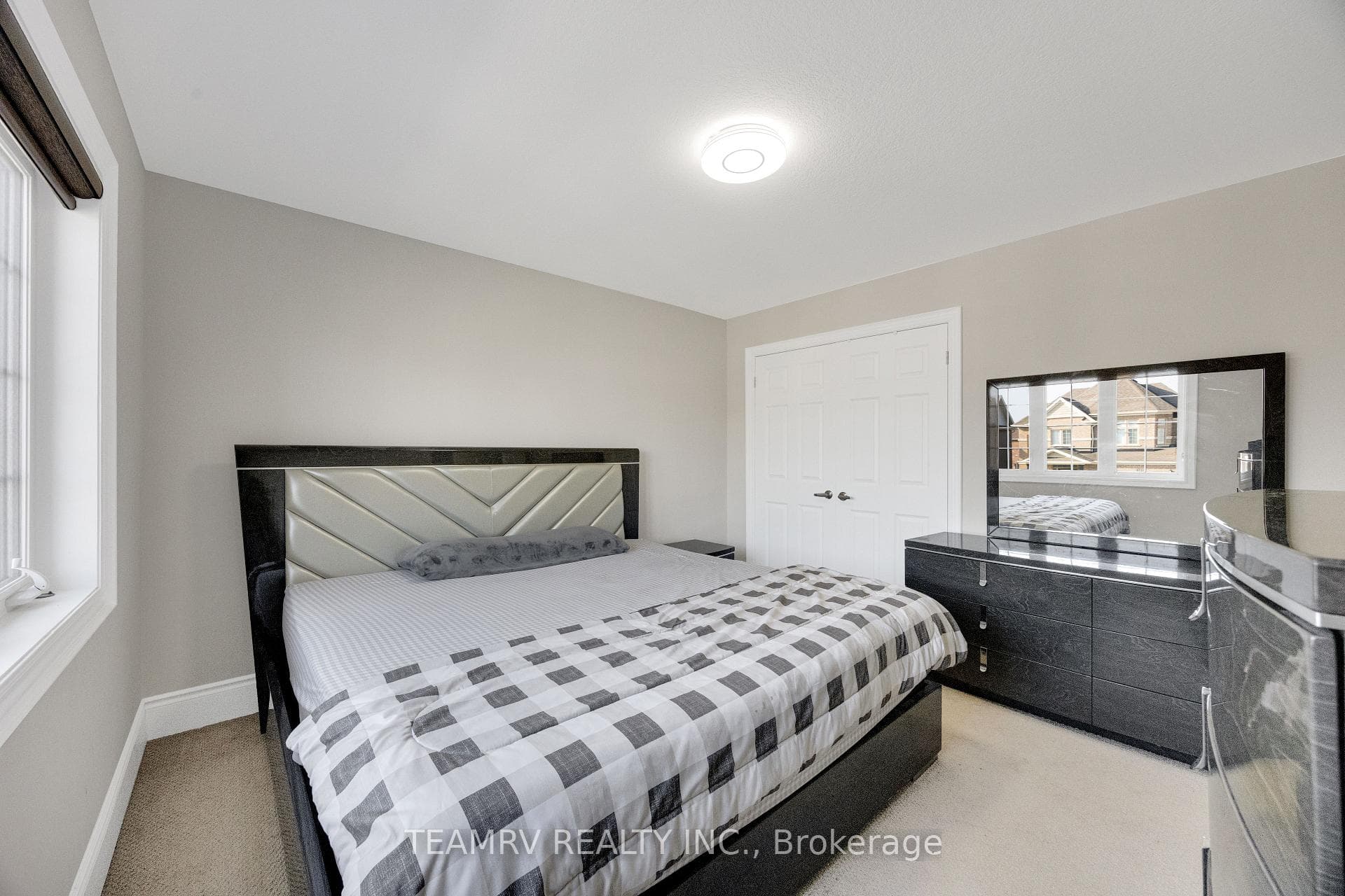 1161 Upper Thames Drive photo 36