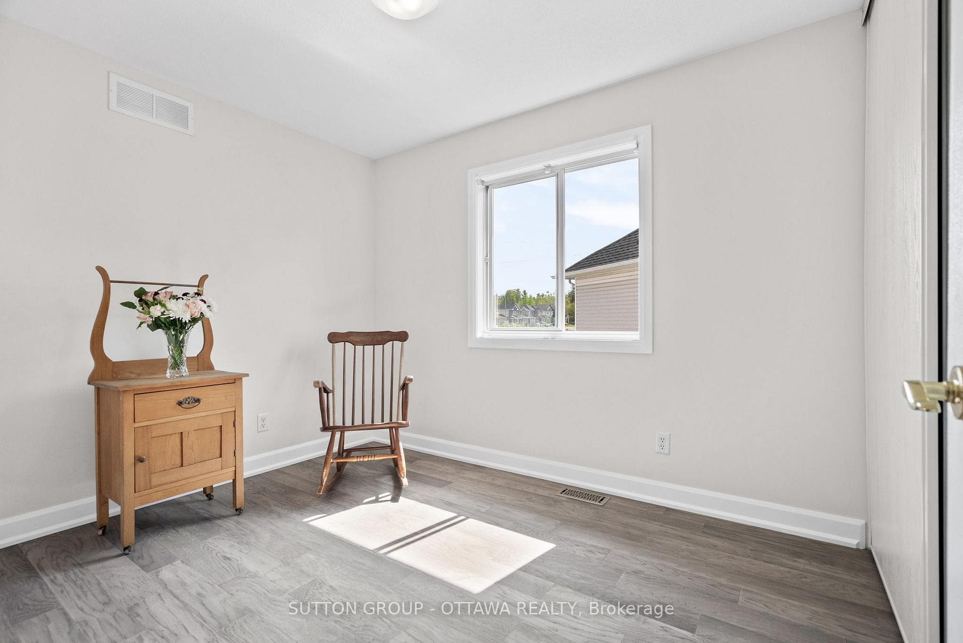 75 SCAMPTON Drive photo 14
