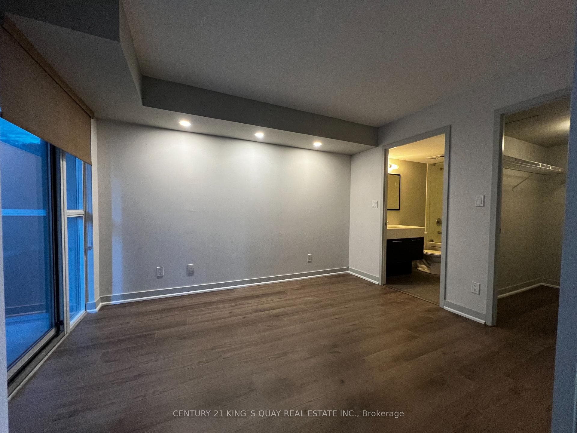 126 Simcoe Street Unit 407 photo 4