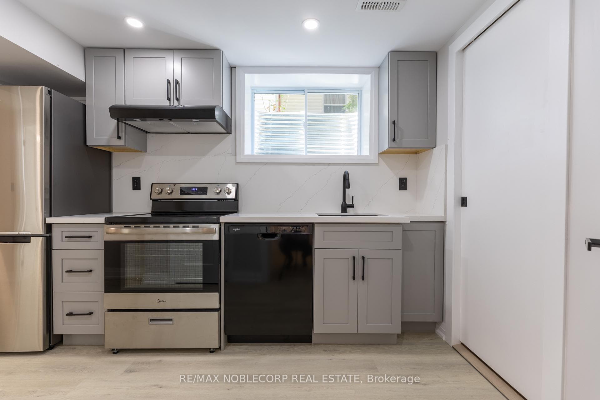 789 Candaras Street photo 10