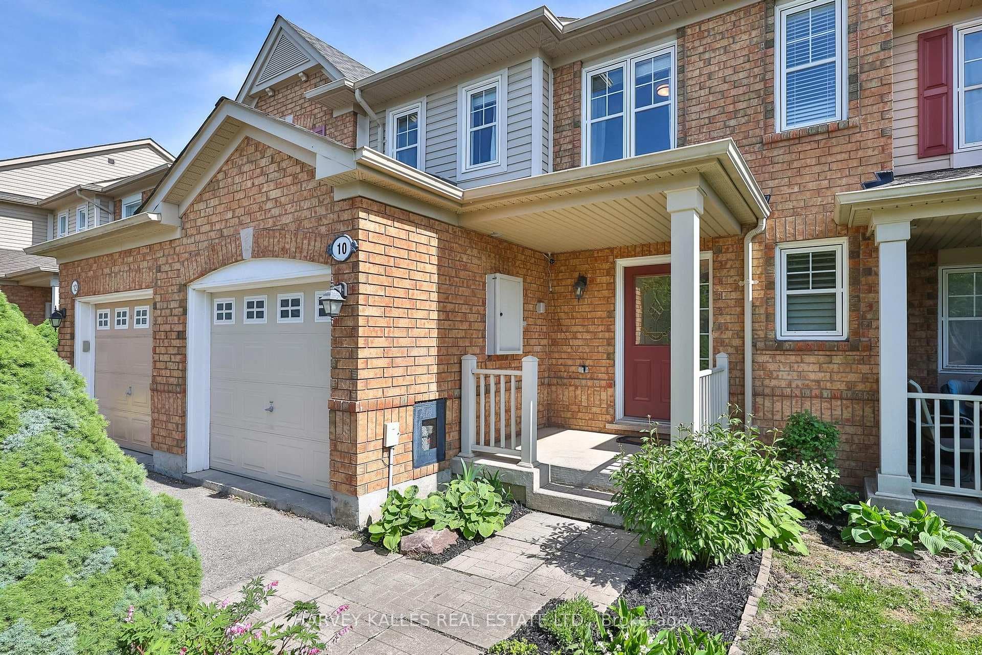 10 Dougherty Crescent photo 2