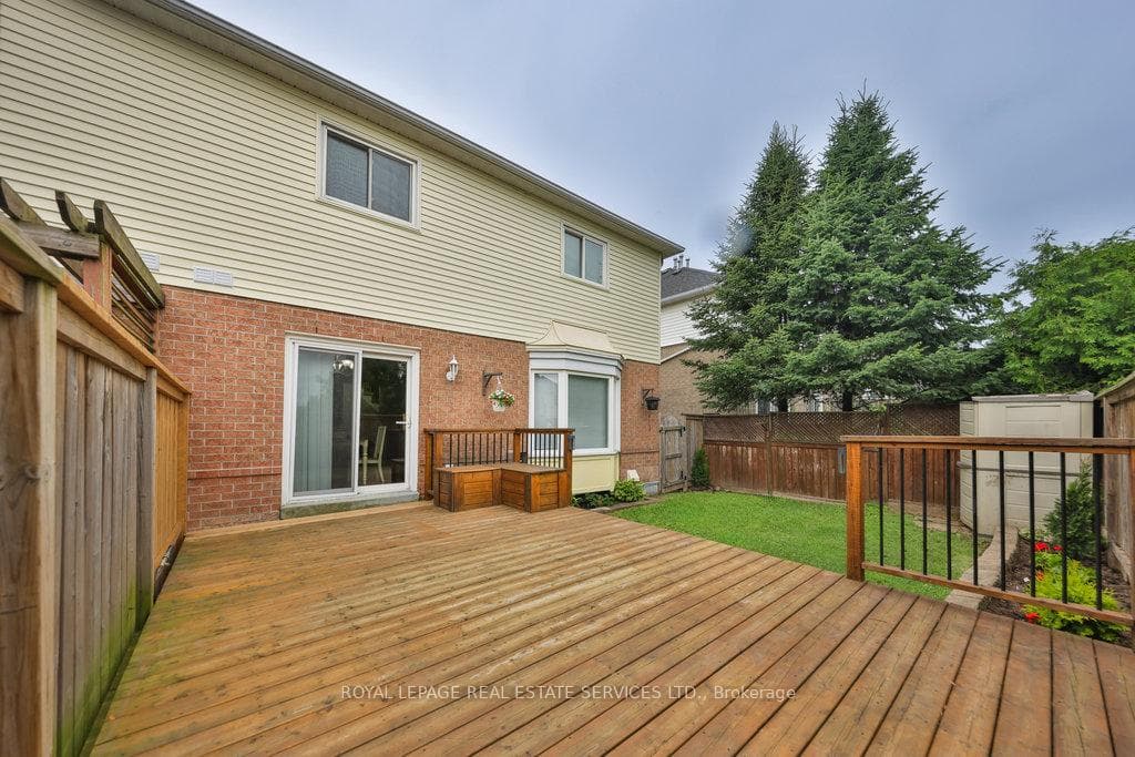 100 Fellowes Crescent photo 36