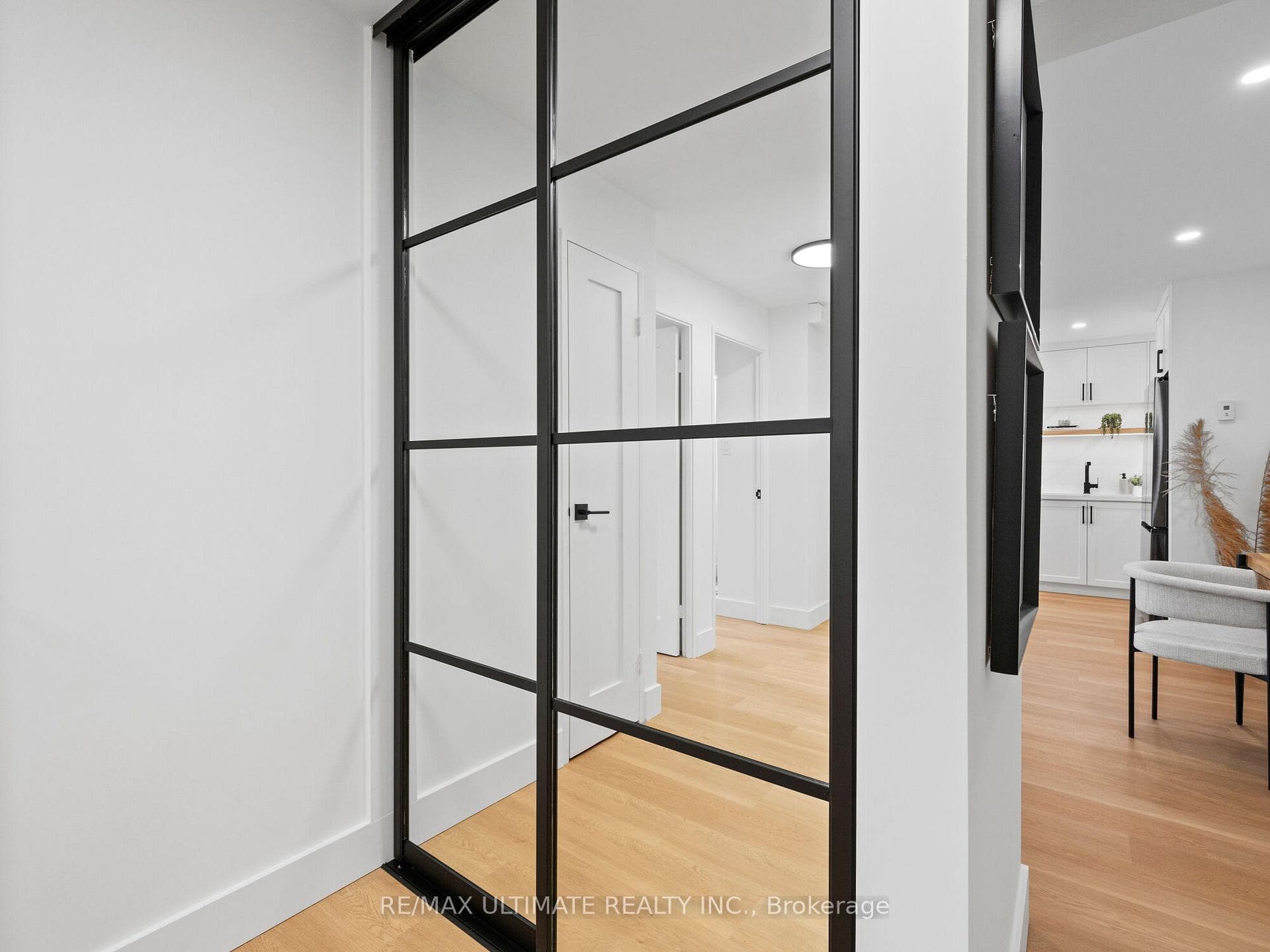Aluminum Front Mirrored Closet