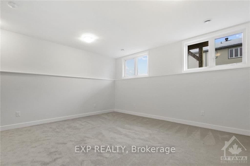 79 WHITCOMB Crescent photo 26