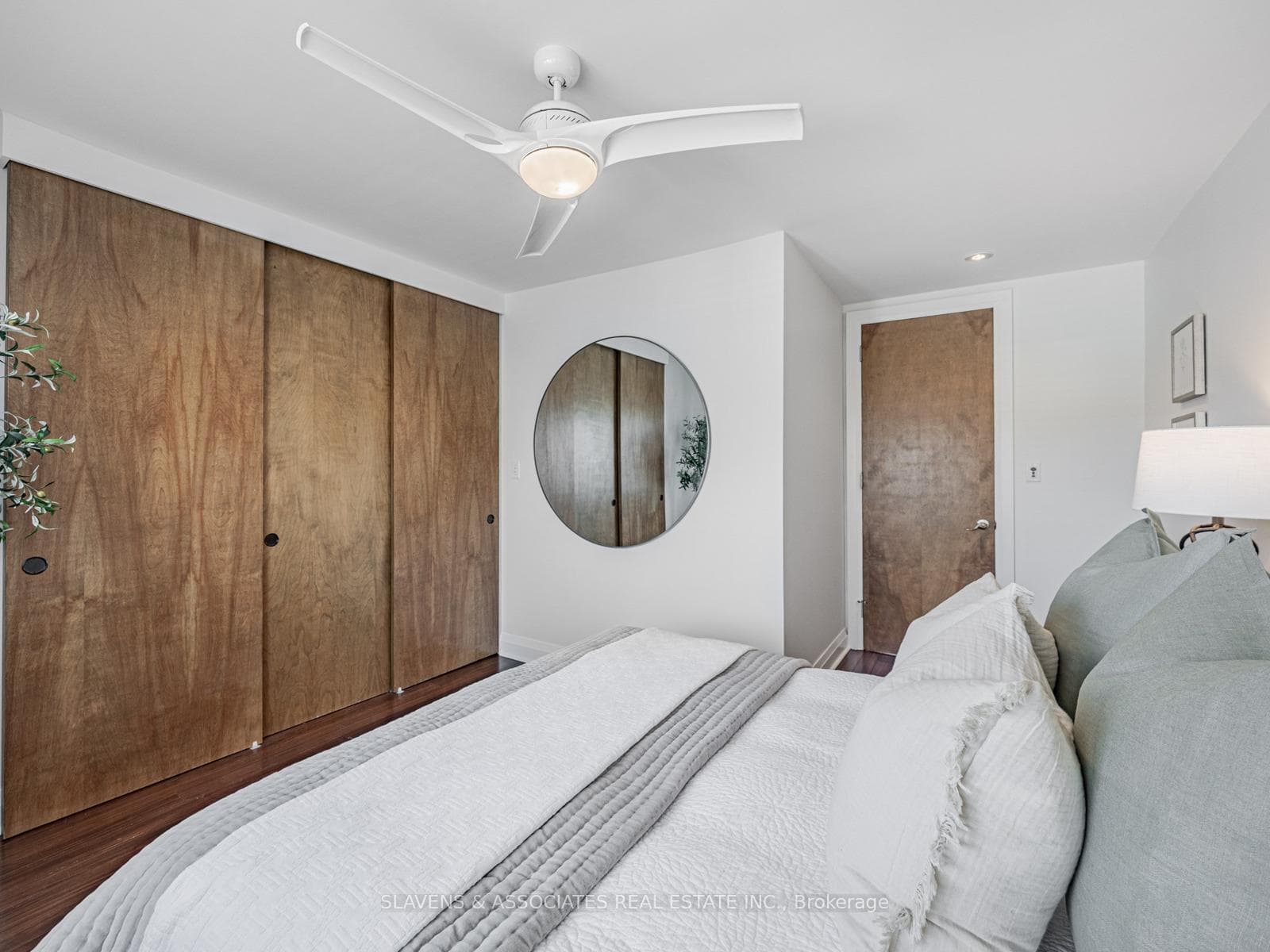 2063 Gerrard Street photo 18