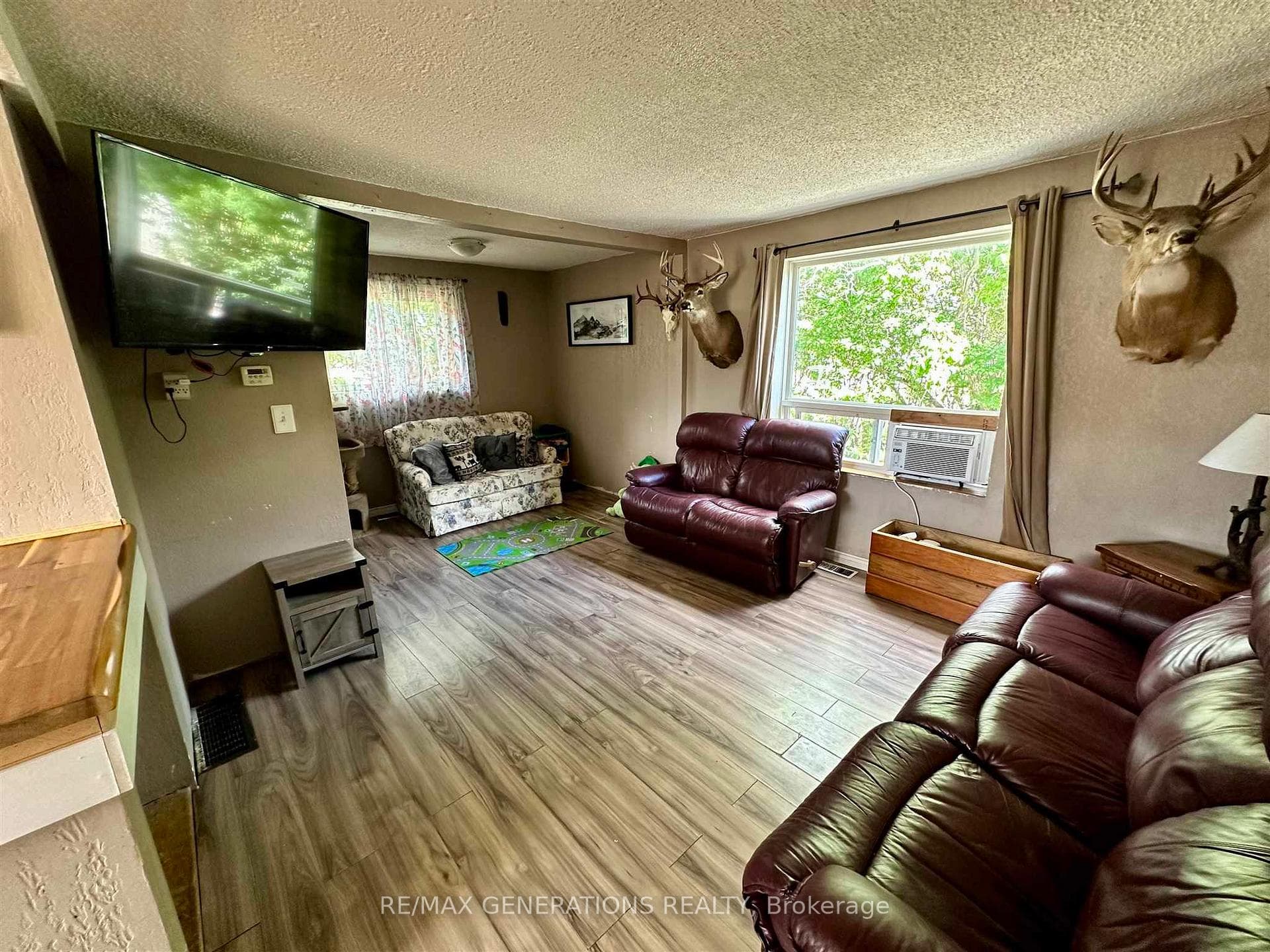 554 Strand Avenue photo 2