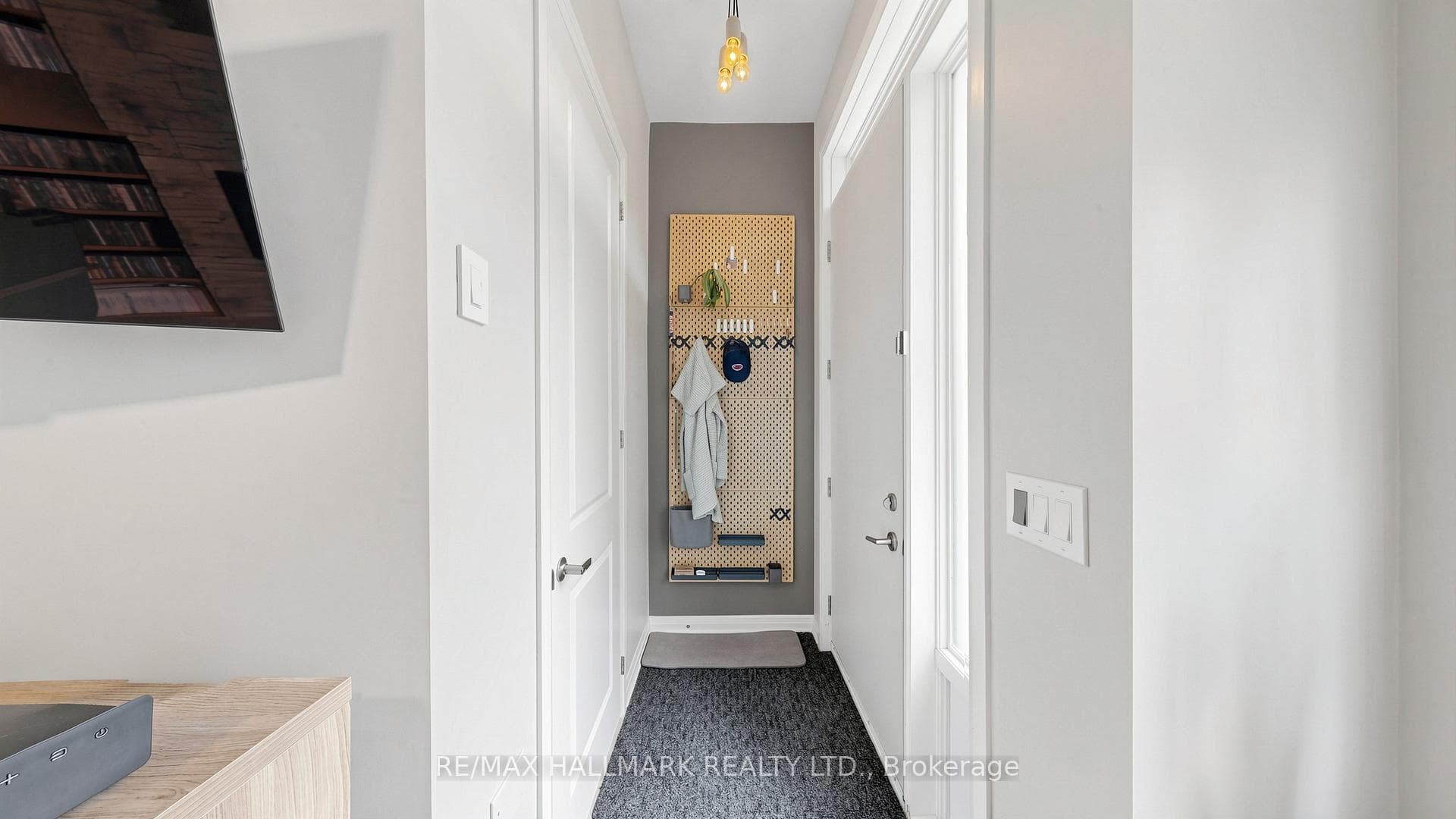 2-piece washroom & front entrance