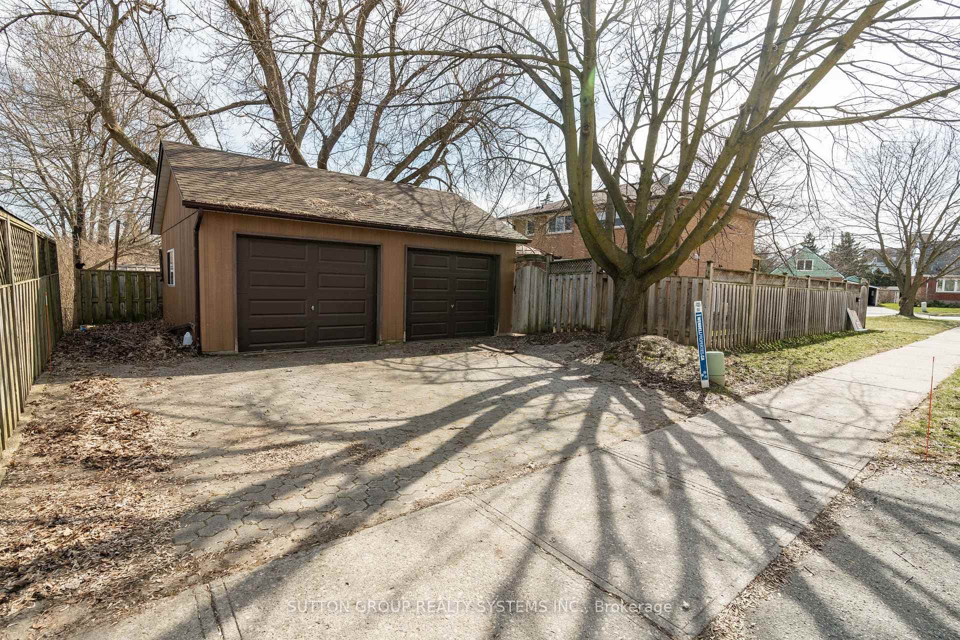 detached 2 car garage