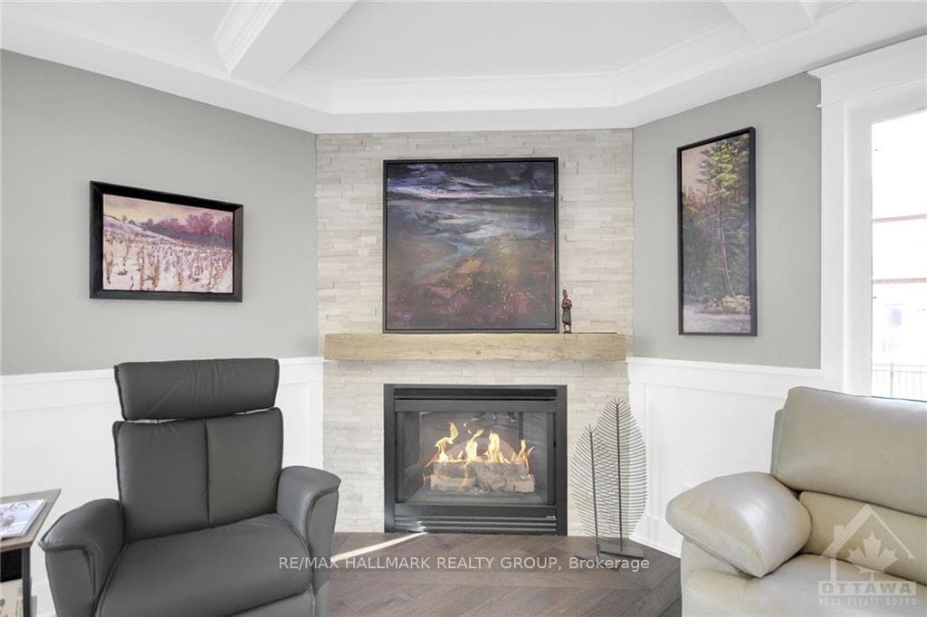 1598 SHAUNA Crescent photo 13