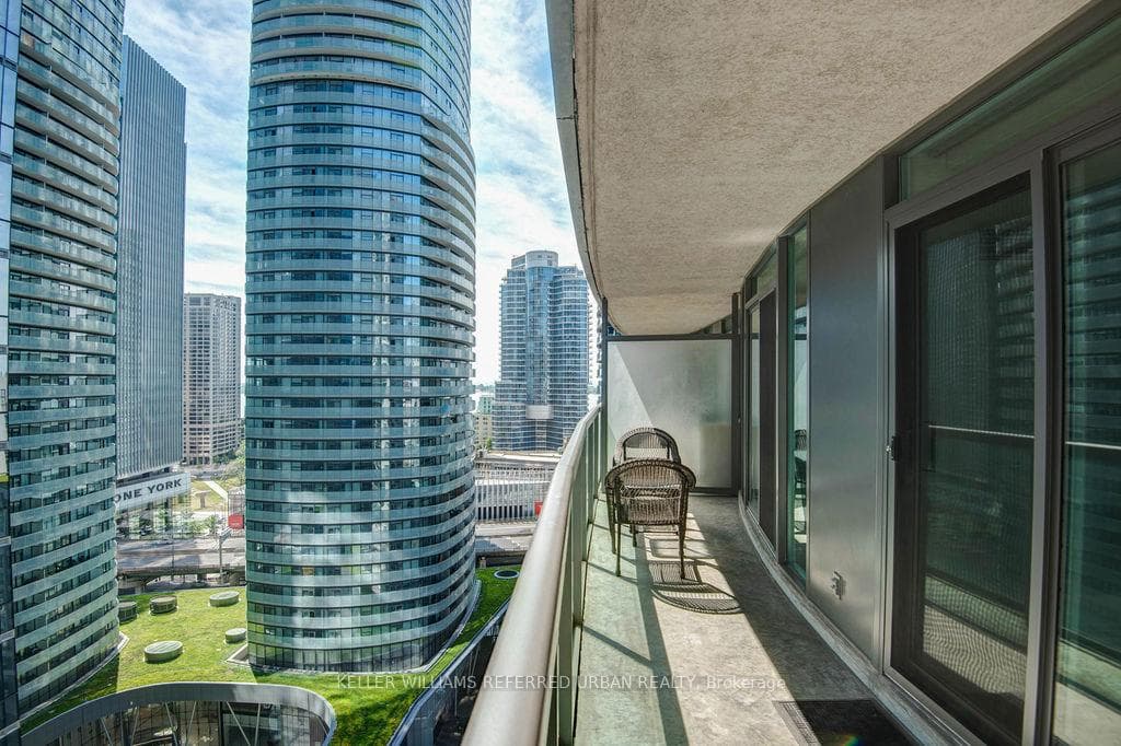 30 Grand Trunk Crescent Unit 2208 photo 34