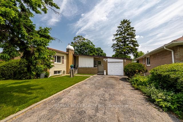 1081 Islington Avenue photo 3