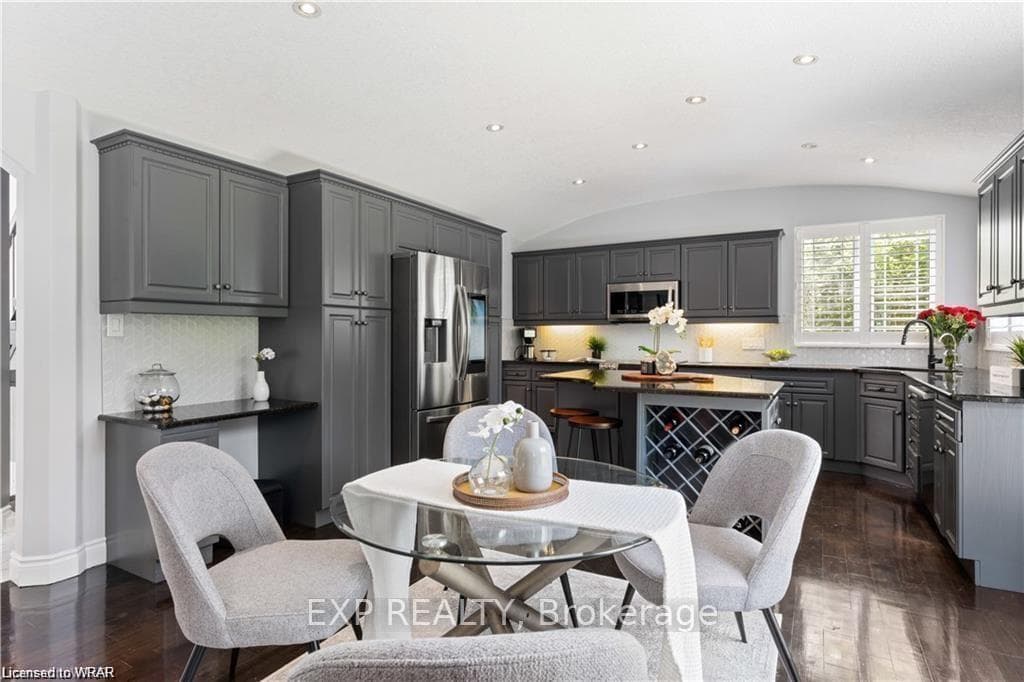 598 Sandbanks Crescent photo 12