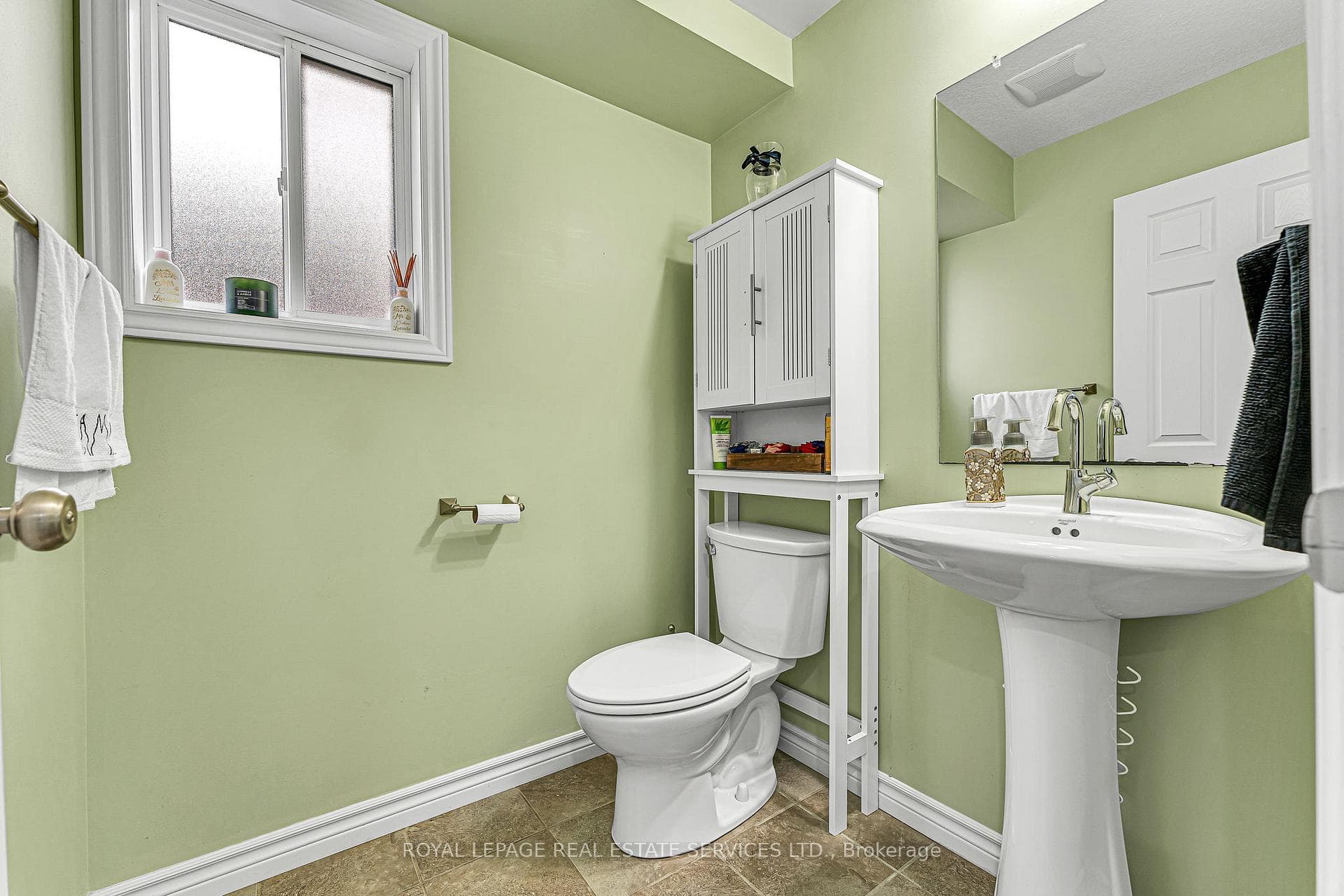 573 Forman Avenue photo 6